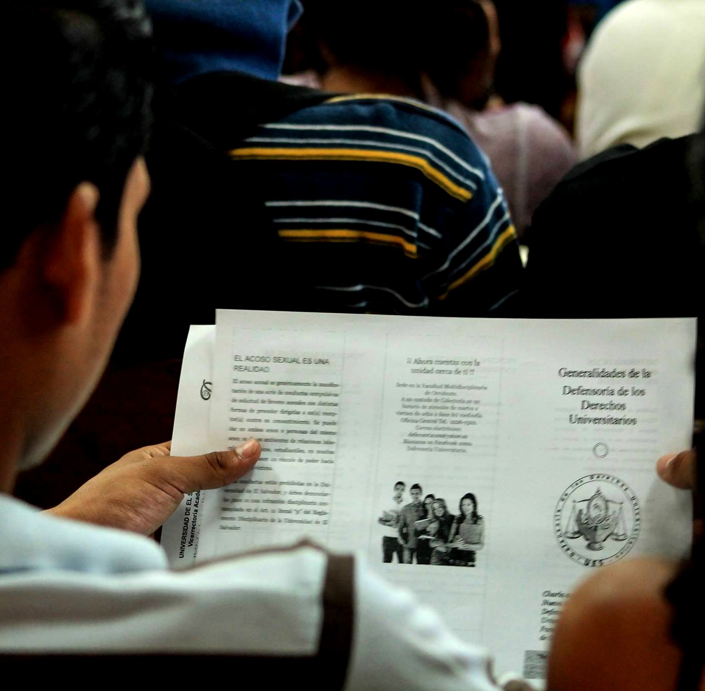 Alumno de nuevo ingreso leyendo acerca de derechos